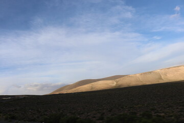 montaña con nubes despejadas