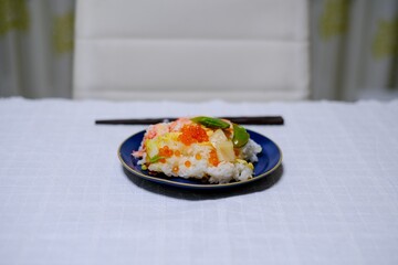 テーブルに置かれたちらし寿司