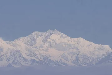 Papier Peint photo autocollant Kangchenjunga 3ème plus haut sommet du monde le mont kangchenjunga ou kanchenjunga et l& 39 himalaya enneigé de lepcha jagat près de la station de colline de darjeeling, bengale occidental, inde