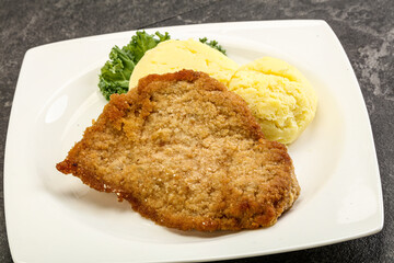 Crispy chicken schnitzel with mashed potato