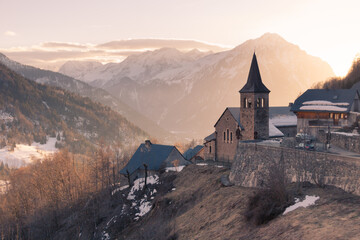 village de Vaujany devant un coucher de soleil