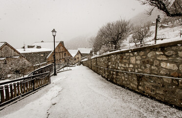 ruelle sous la neige en hiver à Vaujany en Isère