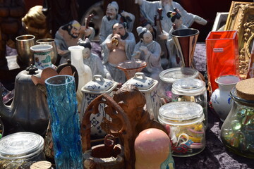 Kitschiges Porzellan und Glaswaren auf einem Flohmarkt