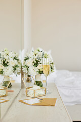 Wedding bouquet next to the details of the wedding decor