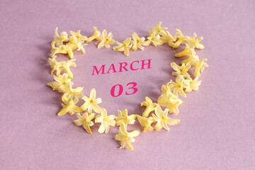 Календарь на 3 марта: число 03, название месяца марта на русском языке в сердце из желтых цветов гиацинта, пастельный фон, вид сверху