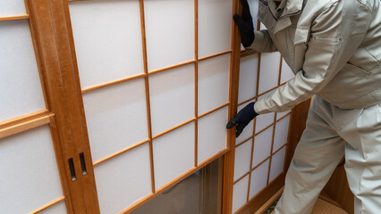 雪見障子｜和室を点検する作業員