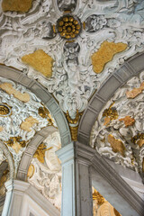 Venezia. Scuola Grande dei Carmini. Decorazioni a stucco del soffitto del corridoio