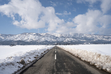 冬の除雪された一直線の道路