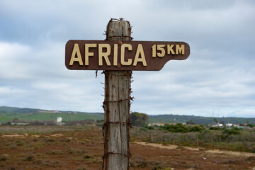 carteles destino africa desde una playa de tarifa