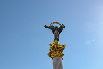 キーウの独立広場のモニュメント