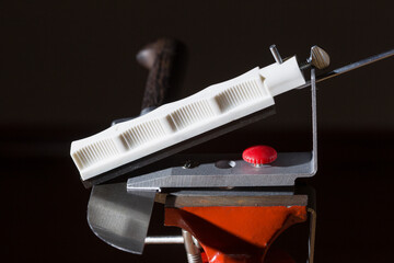 The knife is installed in the machine for sharpening.