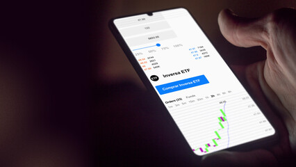 Gráfico de fondos etf negociados en bolsa mundial, Datos del mercado de valores en el teléfono. Análisis de negocios de una tendencia ETF inversa texto en español