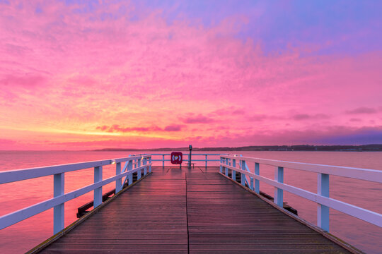 Steg in der Bucht von Hohwacht an der Ostsee zu Sonnenaufgang