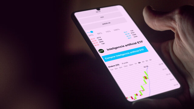 Invertir en fondos negociados etf en bolsa mundial, datos del mercado de valores en el tel&eacute;fono. An&aacute;lisis de negocios de una tendencia ETF inteligencia artificial IA. Texto en espa&ntilde;ol
