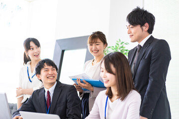 オフィスでビジネスミーティングをする会社員