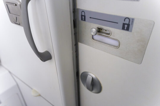 飛行機の中のトイレ