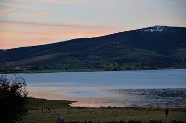 Embalse del Ebro, España. Atardecer y paisajes de esta zona de Cantabria.