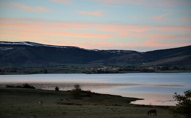 Embalse del Ebro, España. Atardecer y paisajes de esta zona de Cantabria.