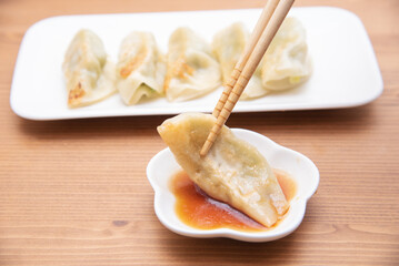手作り餃子をたれに付ける
