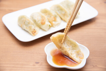 手作り餃子をたれに付ける
