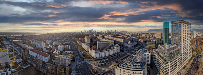 Panorama Warszawy z lotu ptaka, stolica Polski w zimie