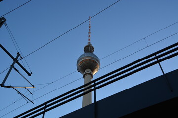 Berliner Fernsehturm durch die S-Bahngleise © Miriam
