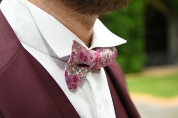 Le nœud papillon et le costume du marié pendant le mariage © Alexandre