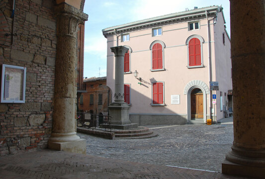 La celebre Colonna degli Anelli nel centro storico di Bertinoro in provincia di Forl&igrave;-Cesena, Emilia Romagna, Italia.