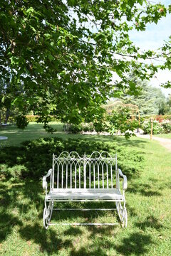 Un banc blanc dans un parc pour une c&eacute;r&eacute;monie de mariage