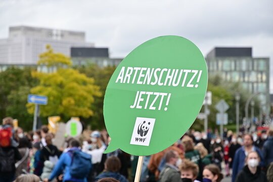 Friday for future Demonstranten demonstrieren gegen die Klimakrise in Berlin, 24.09.2021