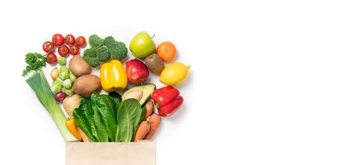 Fotobehang Gezonde voeding achtergrond. Gezonde voeding in papieren zak groenten en fruit op wit. Voedselbezorging, supermarktconcept voor boodschappen © missmimimina