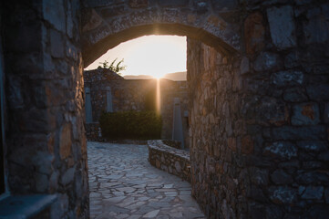 schöner Sonnenuntergang auf der griechischen Insel Kreta in einem Ferienresort, schönes Sonnenlicht fällt durch Steinmauern