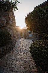 schöner Sonnenuntergang auf der griechischen Insel Kreta in einem Ferienresort, schönes Sonnenlicht fällt durch Steinmauern