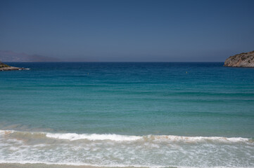 schöne Bucht auf der sonnigen Urlaubsinsel Kreta hellblaues türkisfarbenes Meer