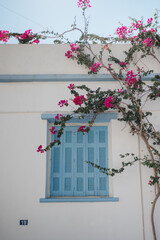 Schönes mediteranes Fenster in einem kleinen Dorf auf der sonnigen Insel Kreta, hellblaue Fensterladen