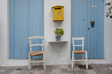 zwei hellblaue Türen mit stuhlen davor einladender Bereich zum verweilen auf der Insel Kreta in...