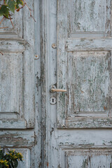 sehr alte blaue schöne Holztür auf der Insel Kreta in Griechenland