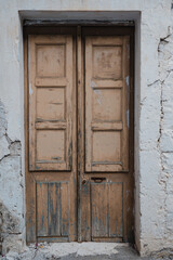 alte sch&ouml;ne Holzt&uuml;r in einem kleinem Dorf auf der sch&ouml;nen Insel Kreta, Griechenlandcharme