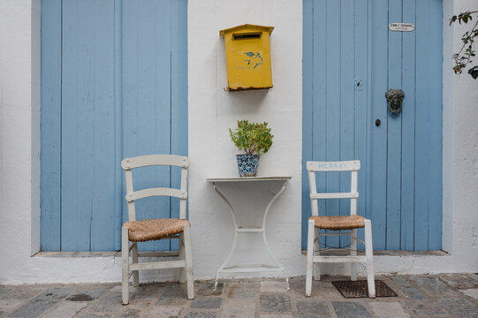 zwei hellblaue Türen mit stuhlen davor einladender Bereich zum verweilen auf der Insel Kreta in Griechenland