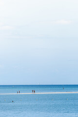 Personne en train de marcher sur une plage &agrave; la trinit&eacute;-sur-Mer