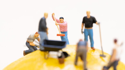 柑橘系のフルーツをきれいに掃除する人々のミニチュア人形