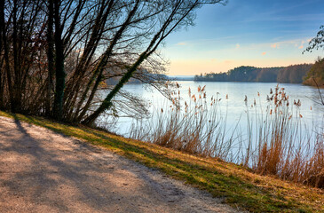 Sonnige Uferlandschaft am Rothsee im Fränkischen Seenland bei Roth, Allersberg