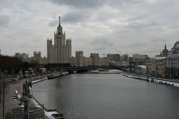 Fototapeta na wymiar Panoramic view of the Moscow River and a high-rise building on the embankment.
