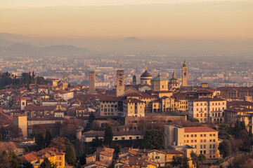 Fototapeta na wymiar panorama of the city of Bergamo at sunset