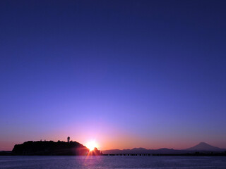 夕暮れの海と富士山
