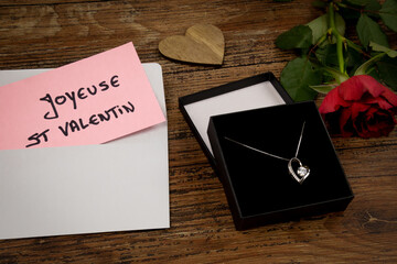 inscription en français joyeuse saint Valentin sur une étiquette avec un bijou en forme de cœur...