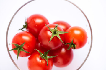 透明ボウルに入ったミディトマト