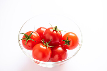 透明ボウルに入ったミディトマト