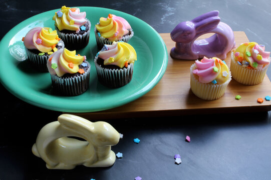 Mini Chocolate and Vanilla Cupcakes for Easter