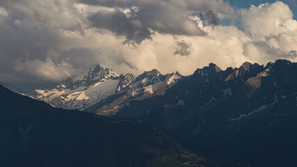 Fototapeta na wymiar Zillertal Berge Wolken Gewitter Stimmung
